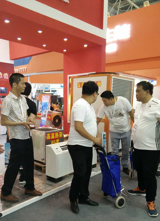 北京暖通展第二天，正旭空氣能展臺(tái)人氣依舊爆棚