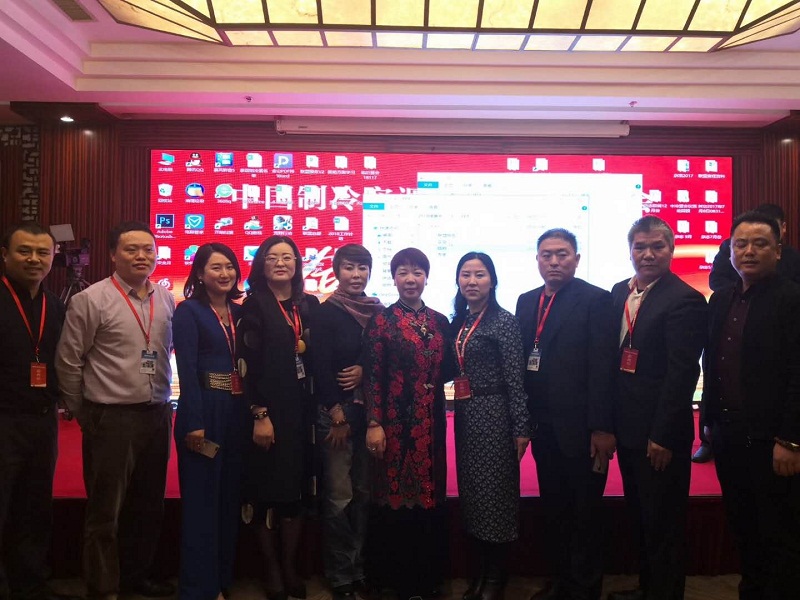 正旭空氣源熱泵董事長與中冷盟嘉賓合照 正旭空氣源熱泵董事長與中冷盟嘉賓合照