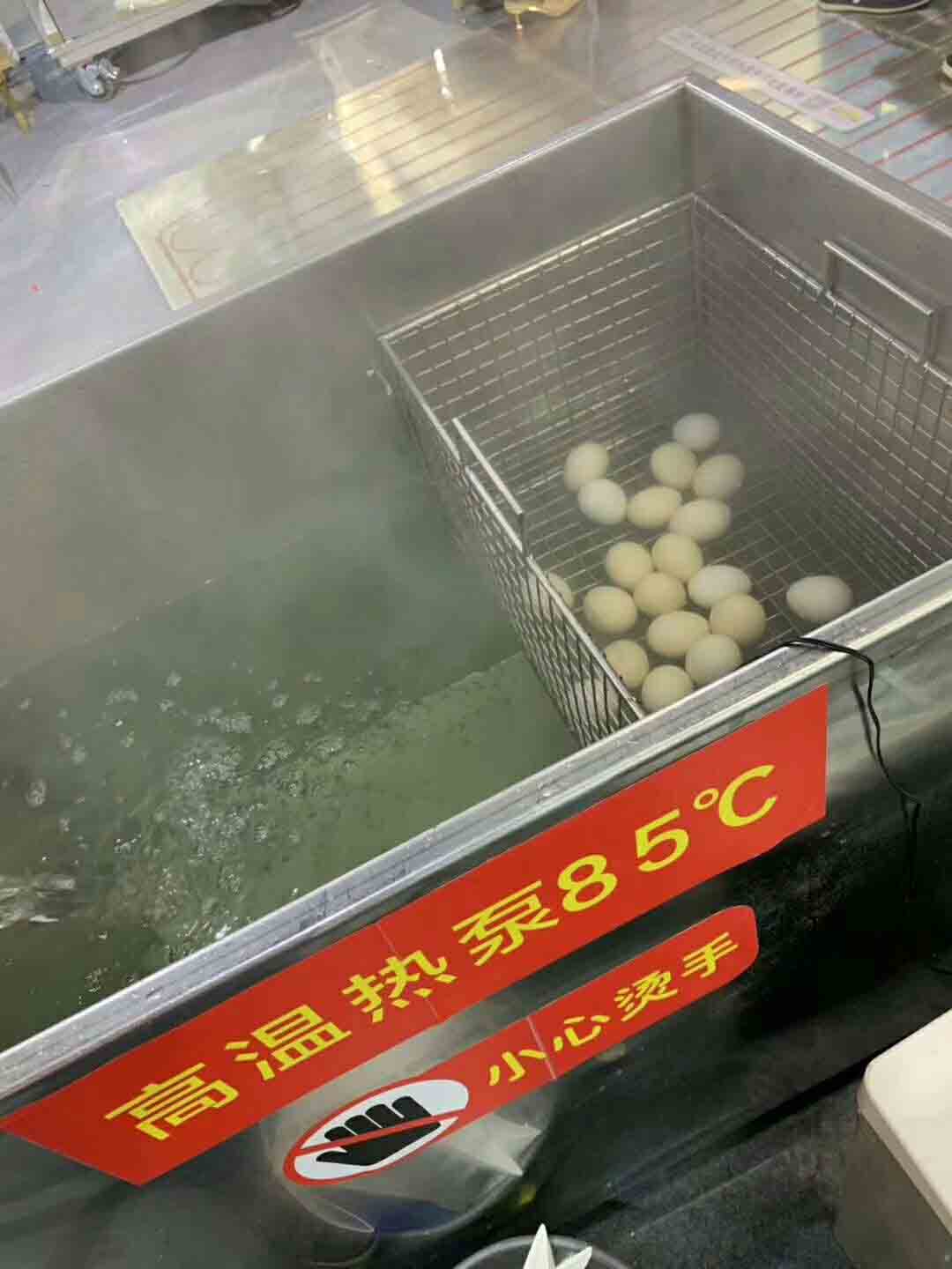 眾人觀(guān)看正旭高溫?zé)岜弥箅u蛋